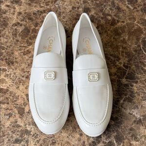 Chanel 24a white lambskin loafers mocassns logo flats sz 42